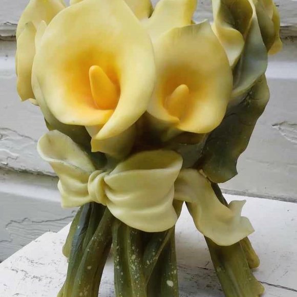 Gorgeous Bunch of Yellow Calla Lilies Flower Sculped Resin Vase/Holder - Picture 4 of 12